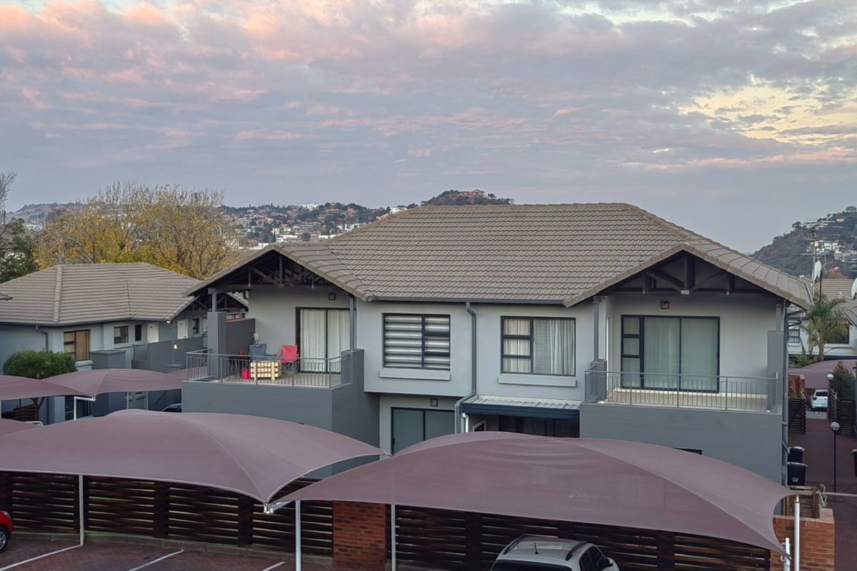 Charming Two Bedroom Property in Gleneagles - Johannesburg South - Photo 2