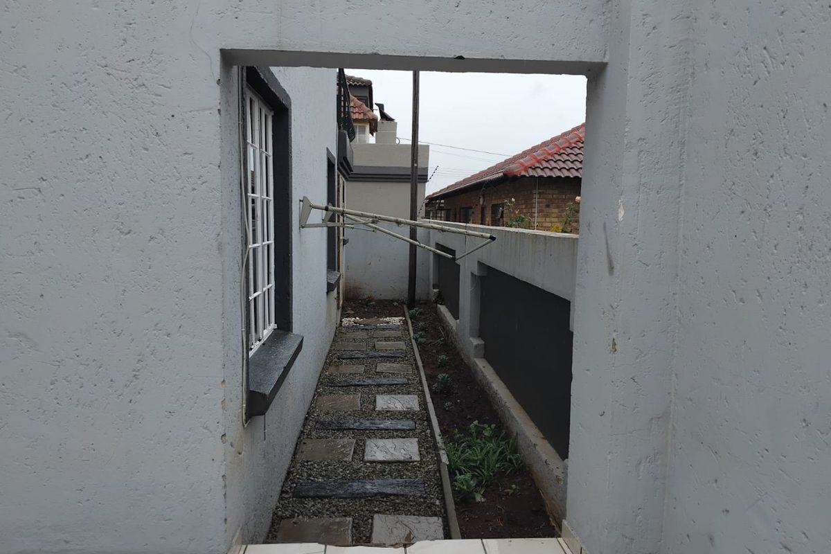 Charming 3-Bedroom Townhouse in Bergsig - A Perfect Blend of Comfort and Convenience - Photo 4