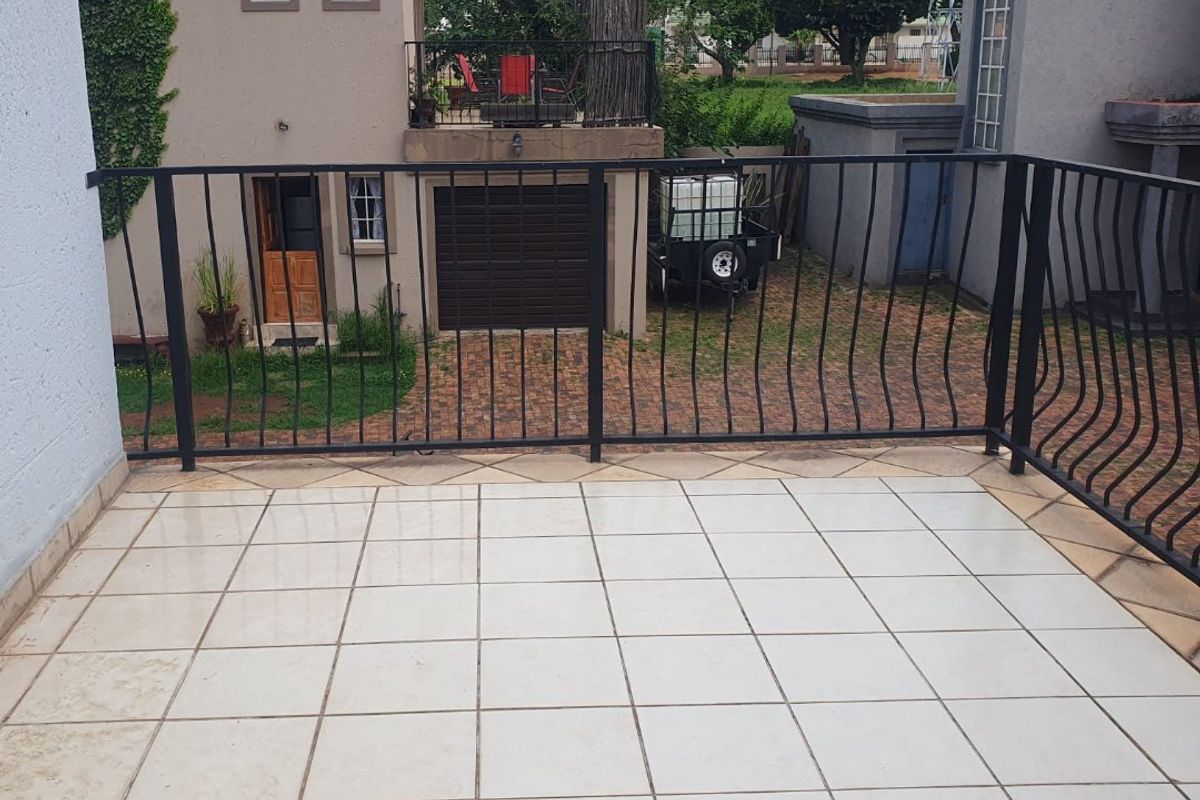Charming 3-Bedroom Townhouse in Bergsig - A Perfect Blend of Comfort and Convenience - Photo 3