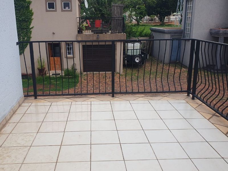 Charming 3-Bedroom Townhouse in Bergsig - A Perfect Blend of Comfort and Convenience - Photo 3
