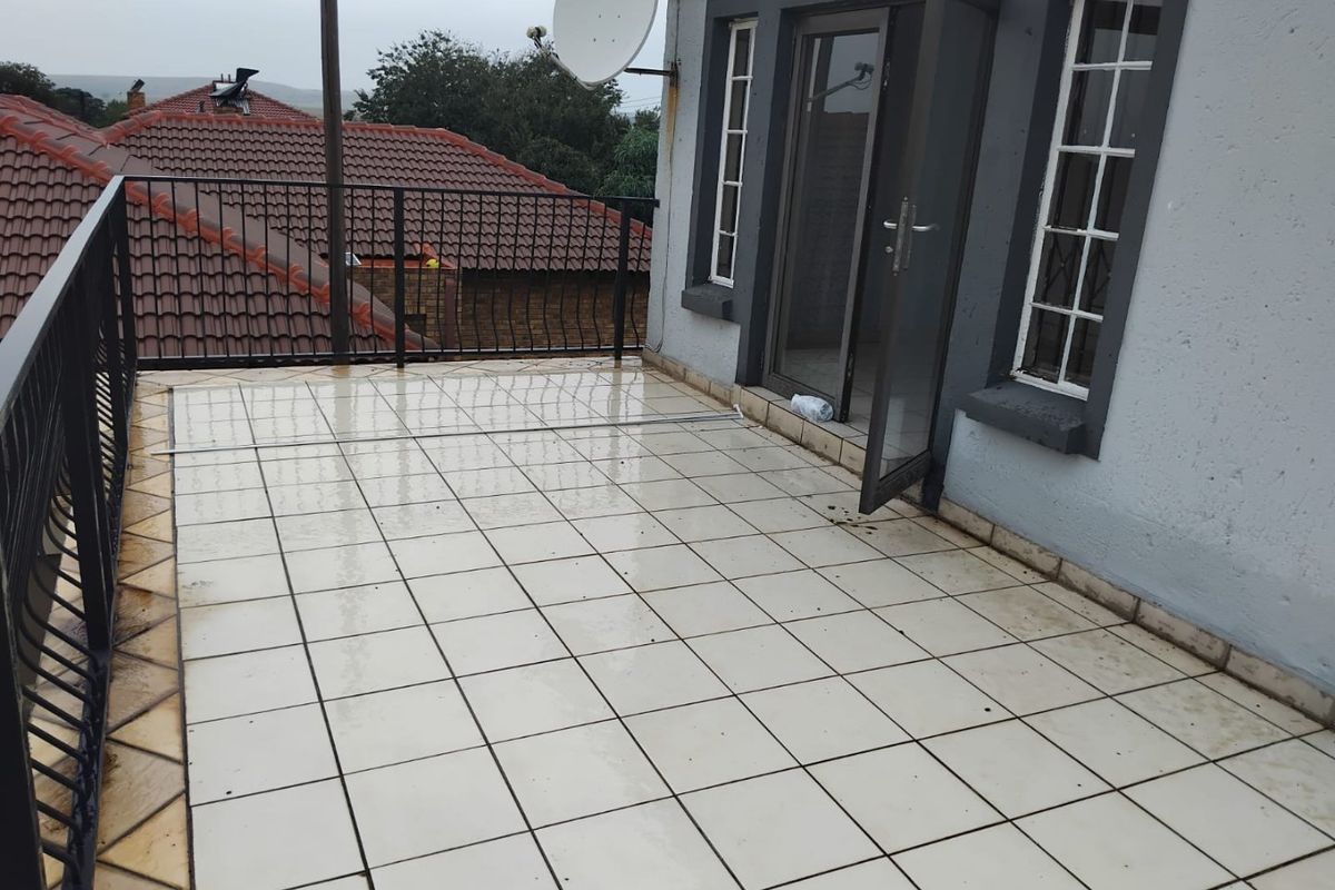 Charming 3-Bedroom Townhouse in Bergsig - A Perfect Blend of Comfort and Convenience - Photo 2