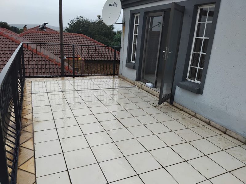 Charming 3-Bedroom Townhouse in Bergsig - A Perfect Blend of Comfort and Convenience - Photo 2
