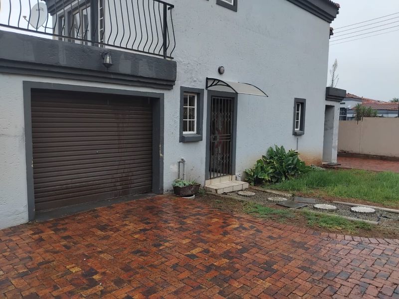 Charming 3-Bedroom Townhouse in Bergsig - A Perfect Blend of Comfort and Convenience - Photo 1