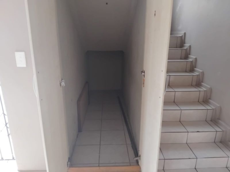 Charming 3-Bedroom Townhouse in Bergsig - A Perfect Blend of Comfort and Convenience - Photo 8