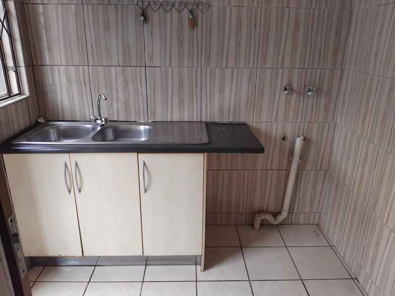 Charming 3-Bedroom Townhouse in Bergsig - A Perfect Blend of Comfort and Convenience - Photo 9