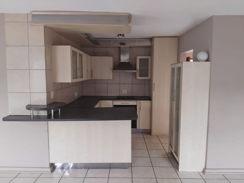 Charming 3-Bedroom Townhouse in Bergsig - A Perfect Blend of Comfort and Convenience - Photo 10
