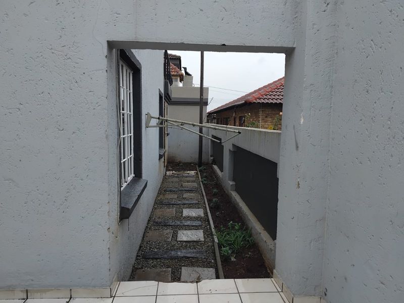 Charming 3-Bedroom Townhouse in Bergsig - A Perfect Blend of Comfort and Convenience - Photo 4