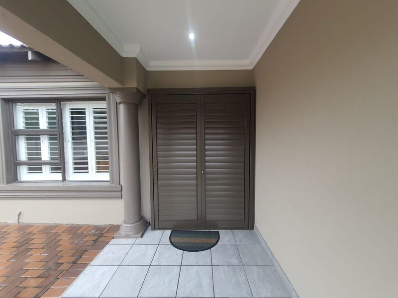 Modern And Beautifully Designed Property . - Photo 2