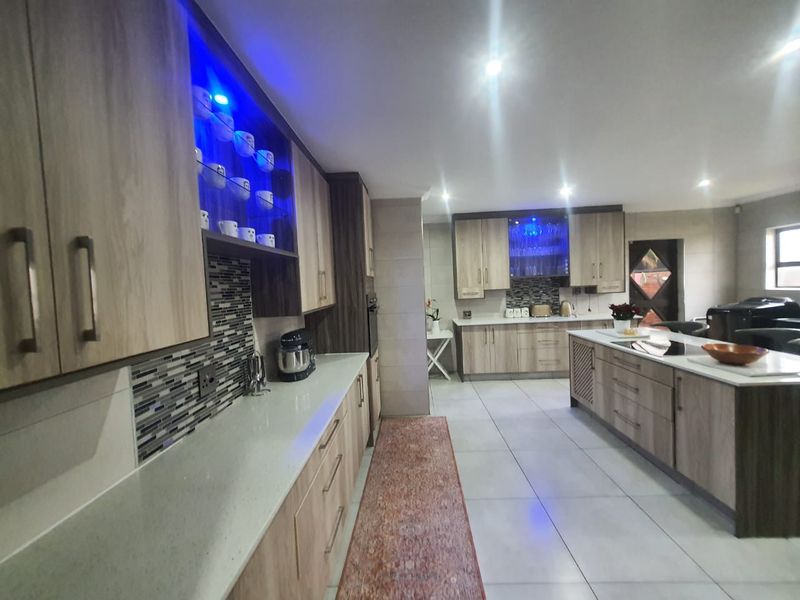 Modern And Beautifully Designed Property . - Photo 10