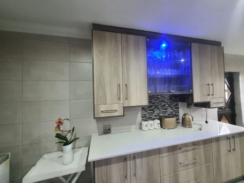 Modern And Beautifully Designed Property . - Photo 8