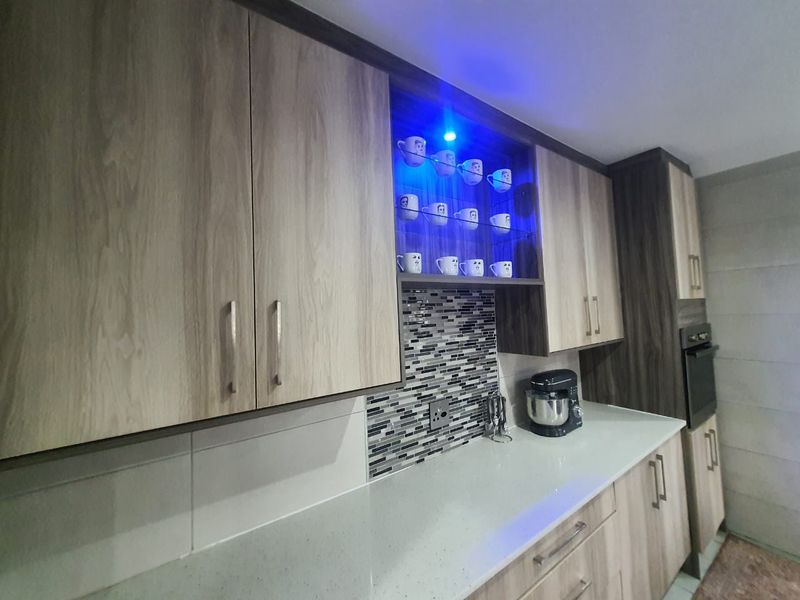 Modern And Beautifully Designed Property . - Photo 9