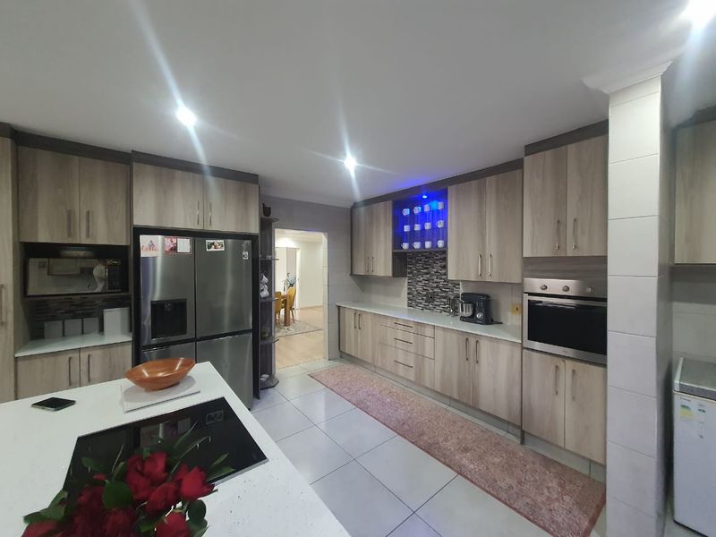 Modern And Beautifully Designed Property . - Photo 7