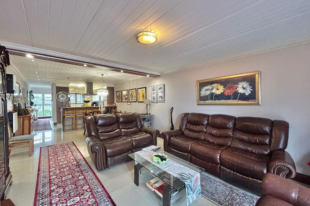 Beachfront apartment in Jeffreys Bay - Photo 2