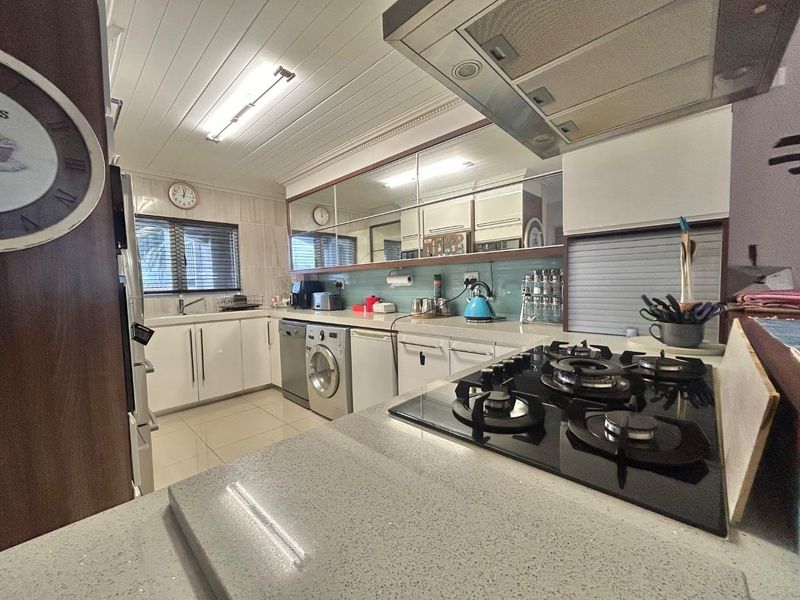 Beachfront apartment in Jeffreys Bay - Photo 7