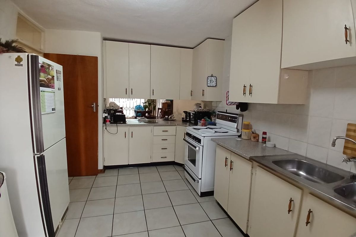 Duplex townhouse for sale in Sasolburg close to shopping mall and other amenities - Photo 2
