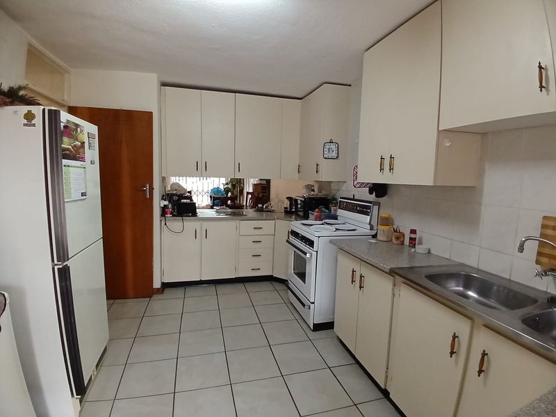 Duplex townhouse for sale in Sasolburg close to shopping mall and other amenities - Photo 2
