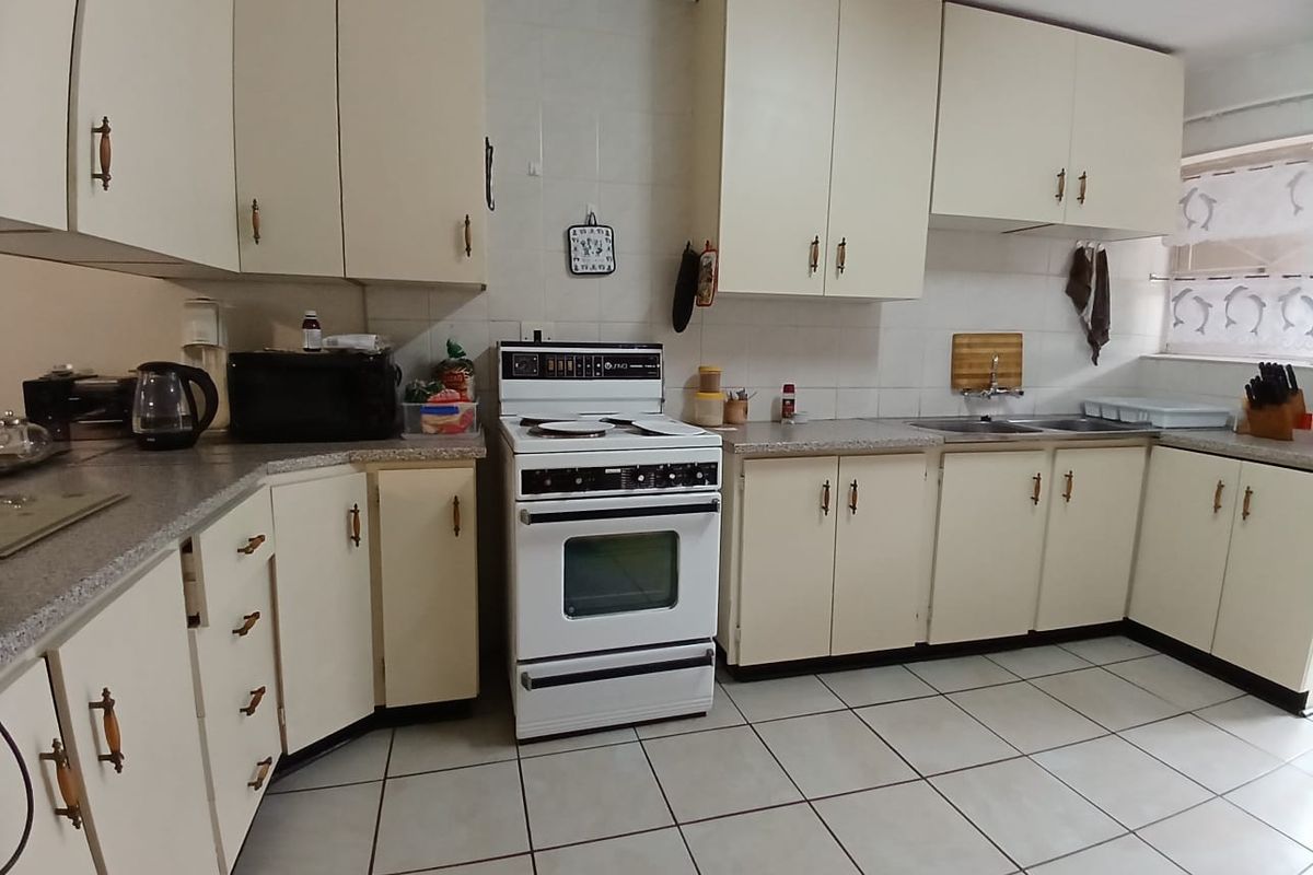 Duplex townhouse for sale in Sasolburg close to shopping mall and other amenities - Photo 5