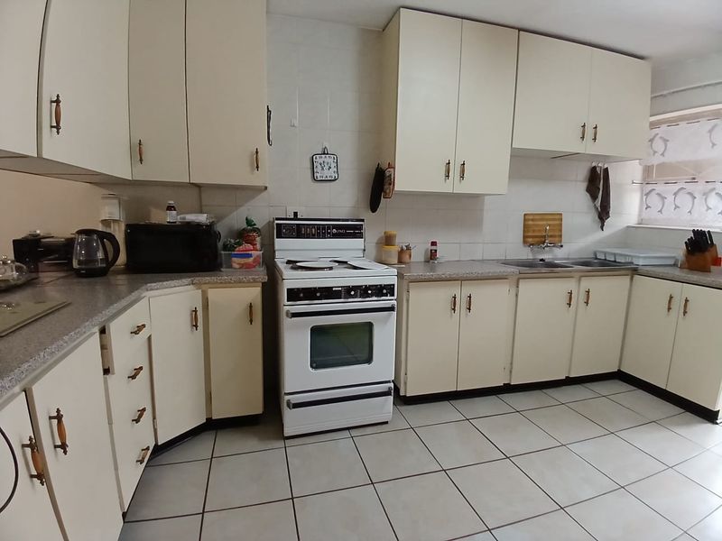 Duplex townhouse for sale in Sasolburg close to shopping mall and other amenities - Photo 5
