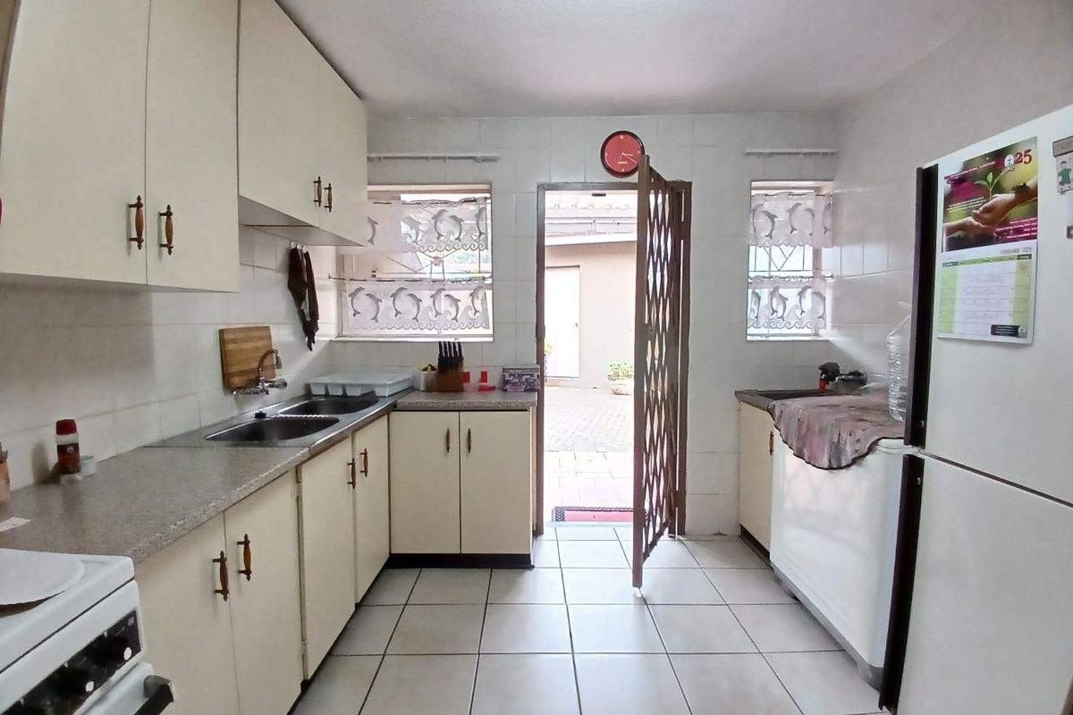 Duplex townhouse for sale in Sasolburg close to shopping mall and other amenities - Photo 3