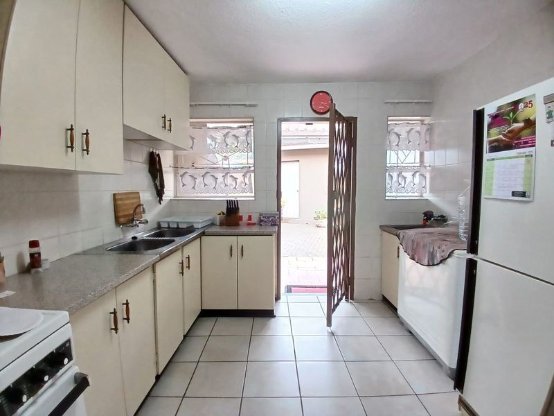 Duplex townhouse for sale in Sasolburg close to shopping mall and other amenities - Photo 3