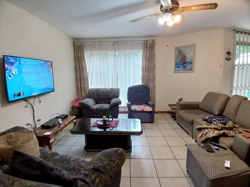 Duplex townhouse for sale in Sasolburg close to shopping mall and other amenities - Photo 7