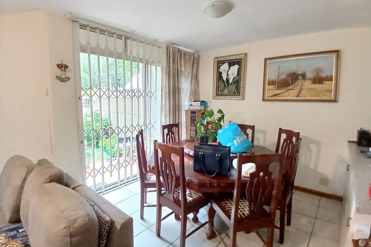 Duplex townhouse for sale in Sasolburg close to shopping mall and other amenities - Photo 4