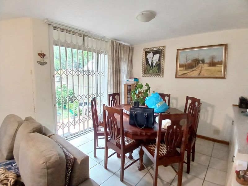 Duplex townhouse for sale in Sasolburg close to shopping mall and other amenities - Photo 4