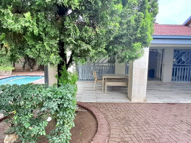 GREAT FAMILY HOME WITH 2 BEDROOM FLAT AVAILABLE IN ARCONPARK - Photo 4