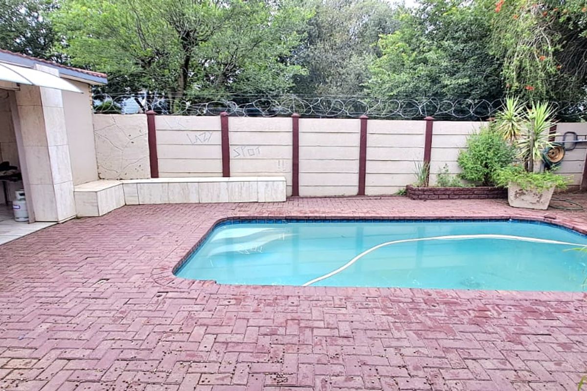 GREAT FAMILY HOME WITH 2 BEDROOM FLAT AVAILABLE IN ARCONPARK - Photo 2