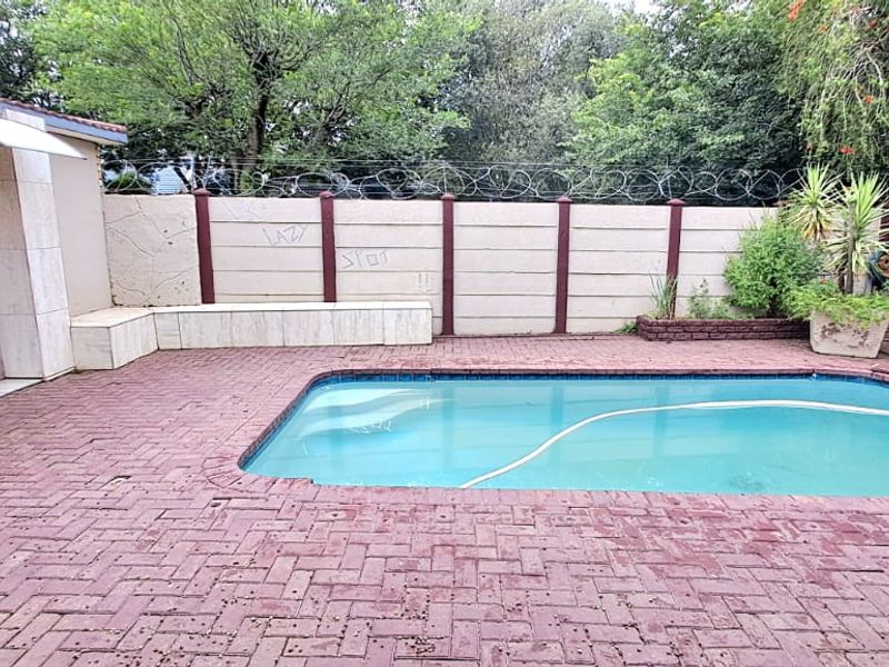 GREAT FAMILY HOME WITH 2 BEDROOM FLAT AVAILABLE IN ARCONPARK - Photo 2