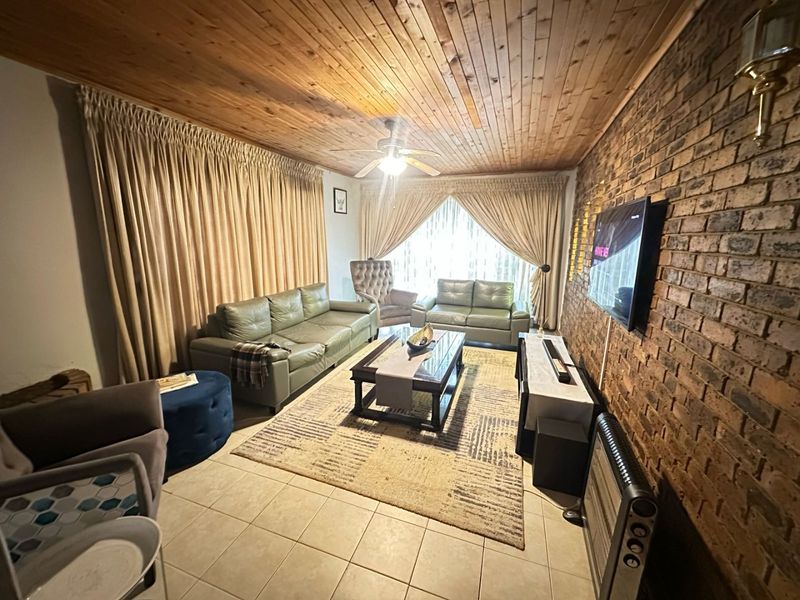 House For Sale In Vereeniging - Photo 4