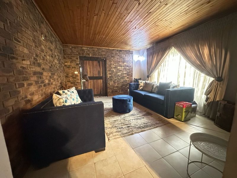 House For Sale In Vereeniging - Photo 3