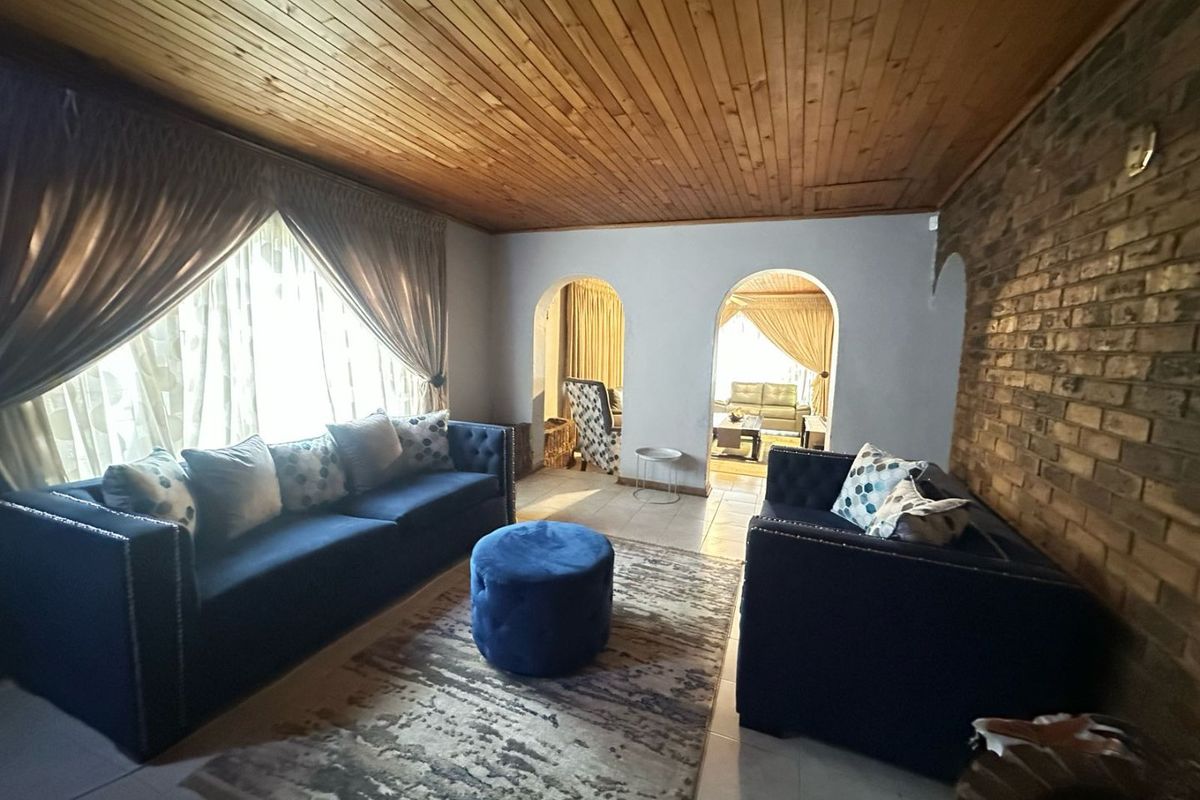 House For Sale In Vereeniging - Photo 2