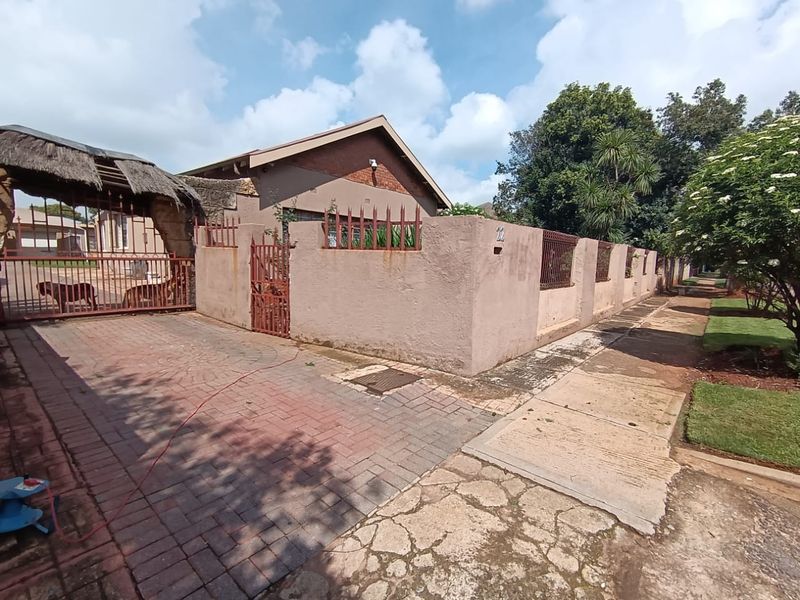 Stunning 3-Bedroom Home in Casseldale Springs - Photo 2