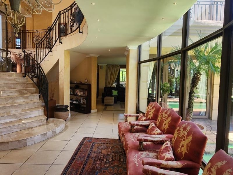 Gorgeous Tuscany style property on the banks of the Vaal river - Photo 3