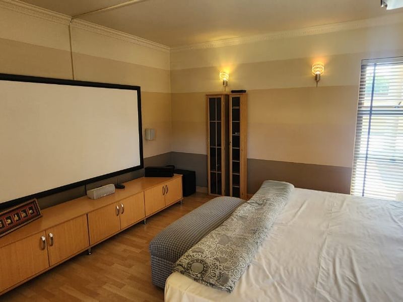 Gorgeous Tuscany style property on the banks of the Vaal river - Photo 6