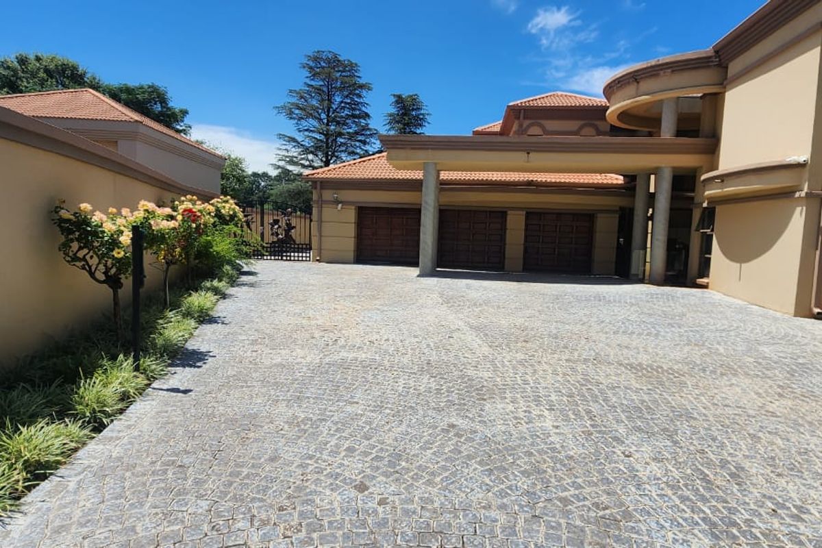 Gorgeous Tuscany style property on the banks of the Vaal river - Photo 2