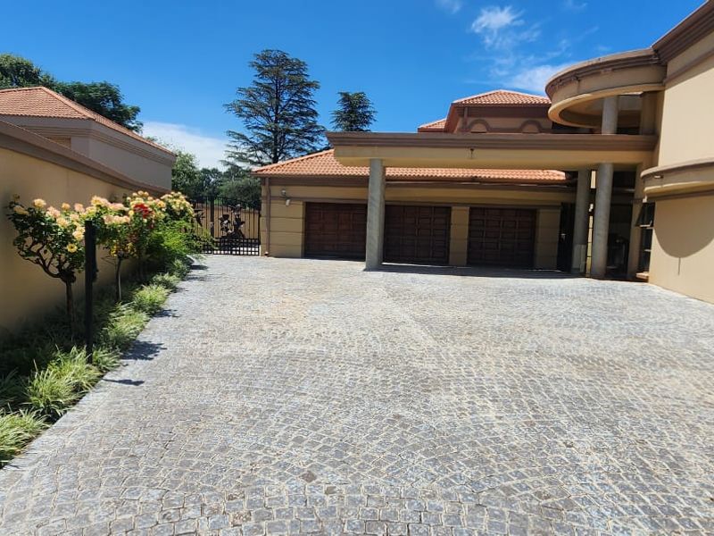 Gorgeous Tuscany style property on the banks of the Vaal river - Photo 2