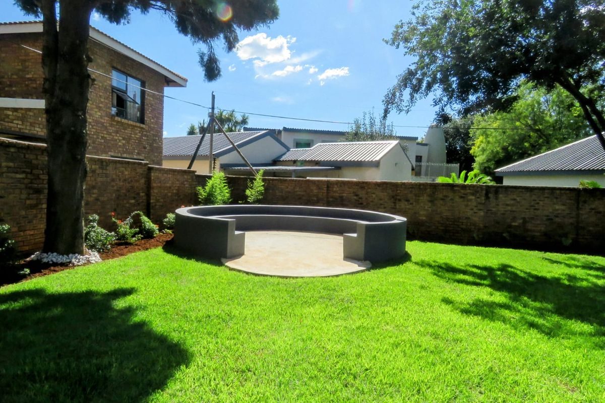 Welcome to this incredible seven-bedroom, four-bathroom home, perfectly renovated for the ultimate - Photo 4