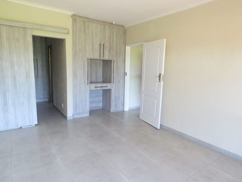 Welcome to this incredible seven-bedroom, four-bathroom home, perfectly renovated for the ultimate - Photo 6