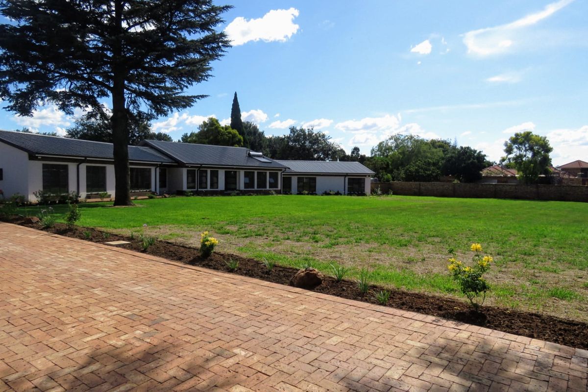 Welcome to this incredible seven-bedroom, four-bathroom home, perfectly renovated for the ultimate - Photo 2