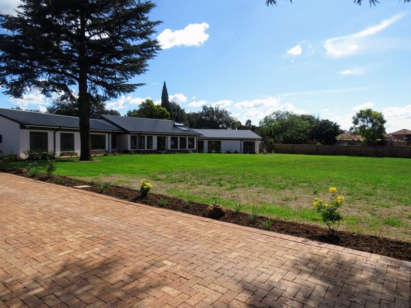 Welcome to this incredible seven-bedroom, four-bathroom home, perfectly renovated for the ultimate - Photo 2