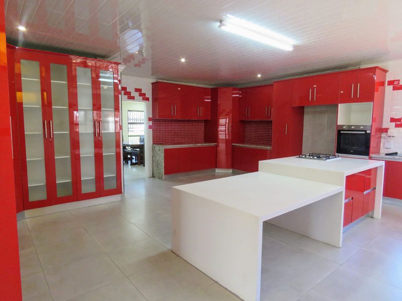 Welcome to this incredible seven-bedroom, four-bathroom home, perfectly renovated for the ultimate - Photo 1