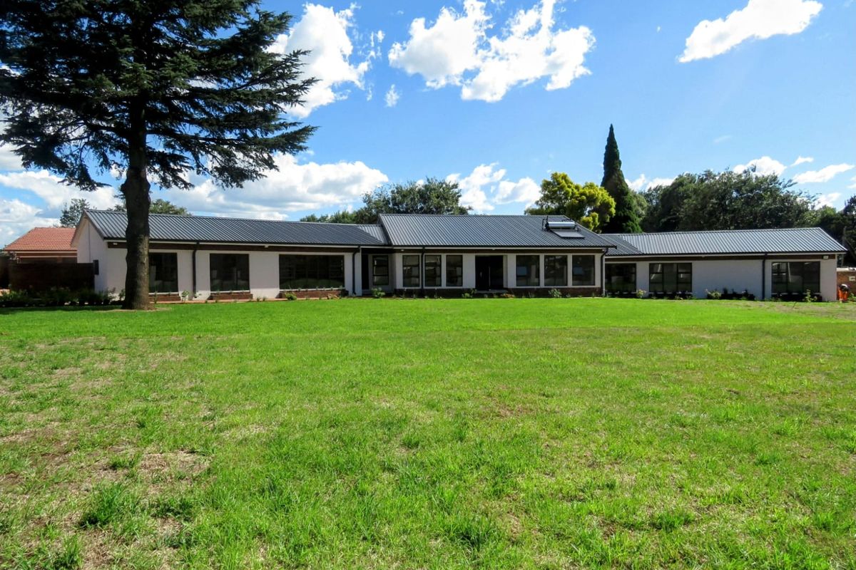 Welcome to this incredible seven-bedroom, four-bathroom home, perfectly renovated for the ultimate - Photo 2