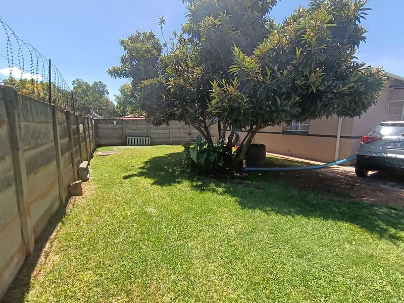 Charming 3 - Bedroom Home with Pool Area. - Photo 5