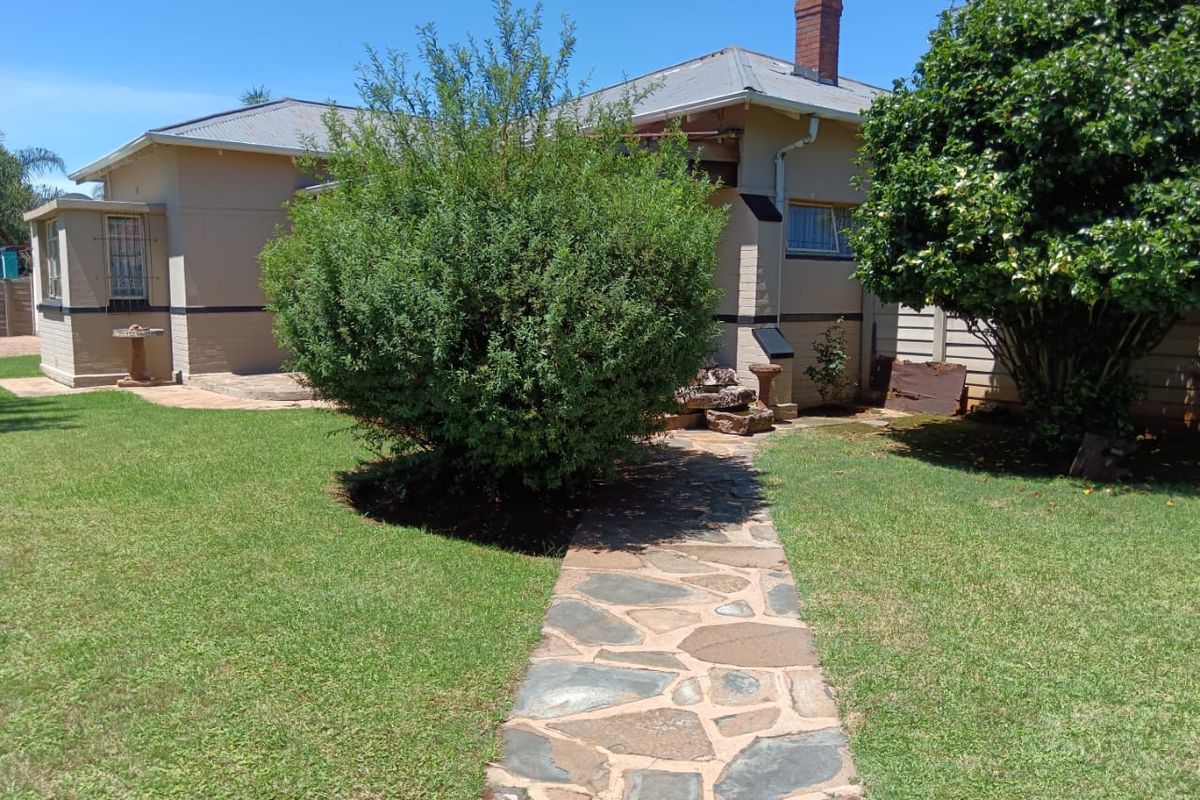 Charming 3 - Bedroom Home with Pool Area. - Photo 2