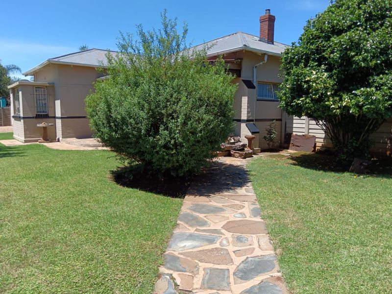 Charming 3 - Bedroom Home with Pool Area. - Photo 2