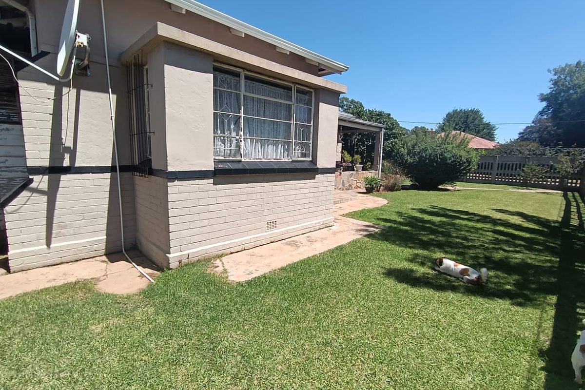 Charming 3 - Bedroom Home with Pool Area. - Photo 3