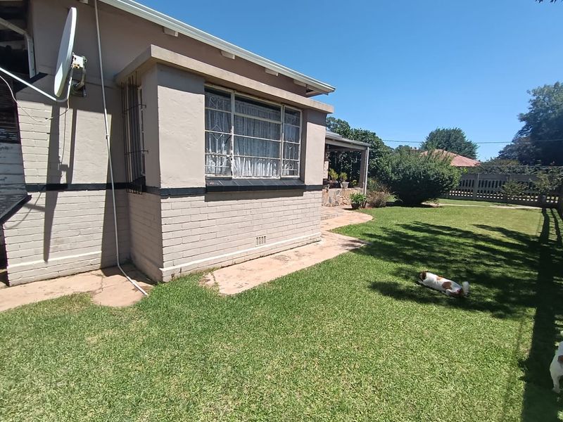 Charming 3 - Bedroom Home with Pool Area. - Photo 3