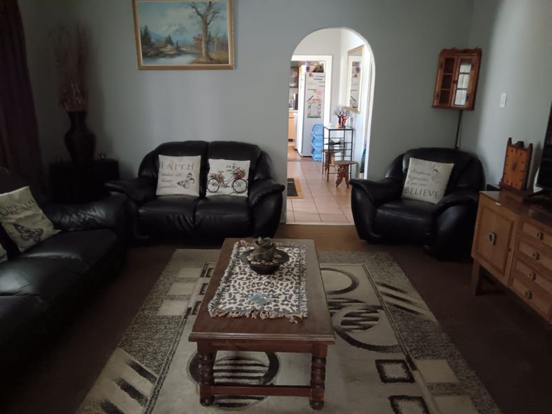 Charming 3 - Bedroom Home with Pool Area. - Photo 10